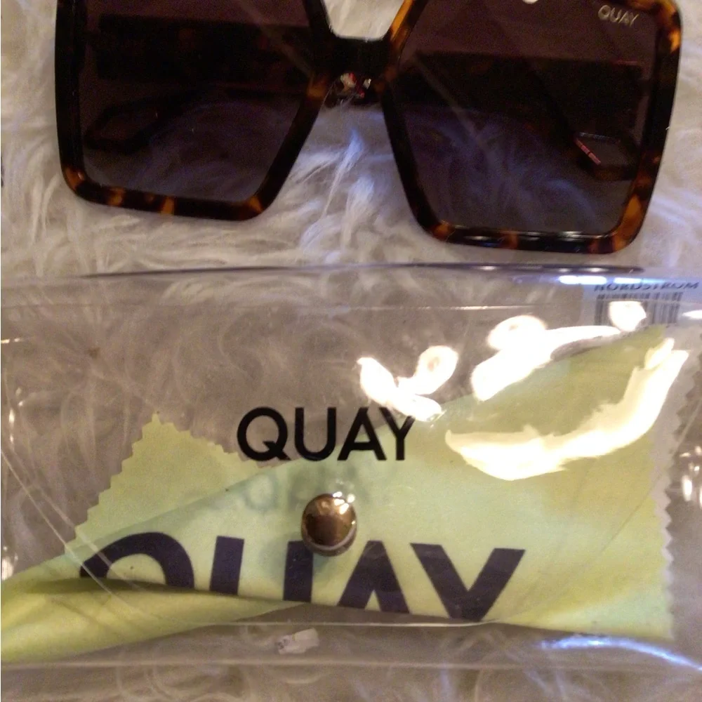 READ SCUFFS Quay Almost ready polarized square Sunnies